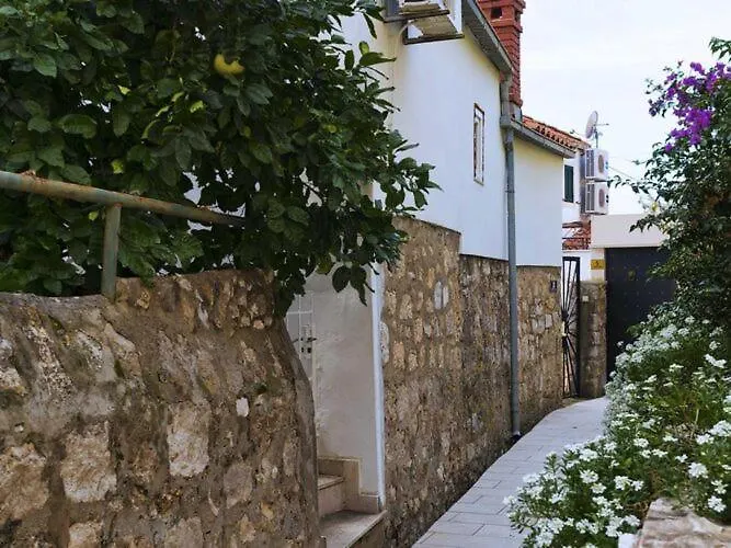 Niki - One-bedroom With Balcony A2 1 شقة *